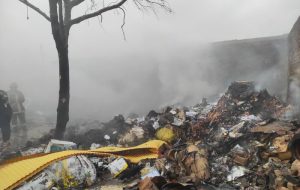 آتش‌سوزی انبار بزرگ ضایعات در منطقه جمکران اطفا شد