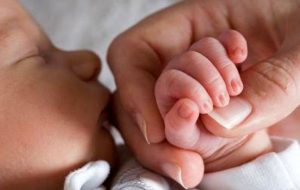 نوزاد ۵ کیلو و ۷۰۰ گرمی به روش زایمان طبیعی در قم متولد شد