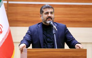 دشمن با القای بحران به دنبال انحراف مسیر انقلاب اسلامی است