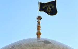 اهتزاز پرچم عزا بر فرازگنبدهای حرم حضرت معصومه (س) و مسجد جمکران